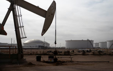 Rộ tin 3 tàu container ở eo biển Hormuz bị trúng đạn, giá dầu bật tăng vượt 100 USD/thùng