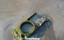 Cận cảnh vật thể giống xác xe tăng ở biển Quy Nhơn