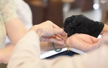 Vì sao nhiều người mua trang sức mỏng nhẹ?