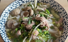 Khách Tây dùng hết vốn liếng tiếng Việt để chơi Locket: Thấy sai sai nhưng sao viral thế này