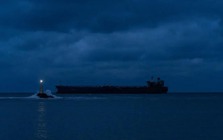 Trong đêm tối ngoài khơi vịnh Ba Tư, 4 triệu thùng dầu Iran đột nhiên 'biến mất khỏi hệ thống theo dõi', vượt qua vòng vây Mỹ - chuyện gì đang xảy ra?