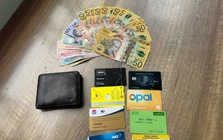 Phát hiện 1 chiếc ví màu đen có 300.000 đồng, 830 AUD và loạt thẻ tín dụng trên đường đi chợ: Công an sử dụng biện pháp nghiệp vụ vào cuộc