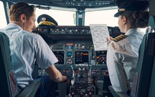 Phát ra tiếng “mèo kêu, chó sủa” khi bay: Hai phi công bị điều tra