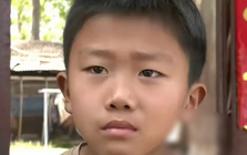 Cậu bé 9 tuổi nhiều ngày không ăn thịt, mở cặp sách của em ra xem, cô giáo liền bật khóc