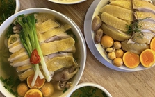 Ăn 2 bát phở, 1 đĩa gà và cốc nước cam hết 900.000 đồng ở Hà Nội, khách đăng lên mạng: Chủ quán nói lý do