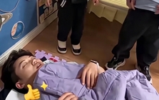 Không thể nhịn cười: Một giáo viên Mầm non ngủ quên trời quên đất, học sinh vây quanh gọi mãi mới tỉnh!