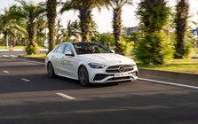 Cầm lái Mercedes-Benz E300 2025: Khi sedan hạng sang quay về đúng bản chất 'đi để tận hưởng'