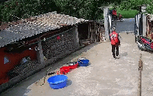 Shipper đến giao hàng bỗng dắt xe máy của khách đi: Đoạn camera an ninh 24 giây được tung lên mạng