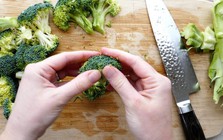 Lời khuyên của chuyên gia đến những người thích ăn bông cải xanh: 2 thứ này chống ung thư gấp 100 phần bông, toàn bị bỏ