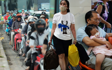 Trốn tắc đường từ sớm vẫn “kẹt”: Người dân vất vả rời thành phố trước kỳ nghỉ Giỗ Tổ Hùng Vương