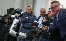 90% đơn hàng robot hình người chỉ để… chụp ảnh? Sự thật ngã ngửa phía sau những bản hợp đồng robot “khủng” tại Trung Quốc