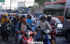 Ùn ùn rời thành phố nghỉ lễ, cửa ngõ TPHCM đông nghịt từ sáng sớm