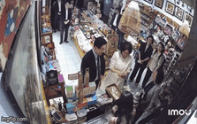 Clip Tổng thống Hàn Quốc mua miếng dán tủ lạnh trong cửa hàng lưu niệm trên phố Hà Nội