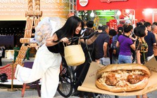 Có thể gặp cả thành phố ở Lễ hội Bánh mì Việt Nam hôm nay, khách ngó lơ mọi gian hàng chỉ để chen chân mua một ổ Huynh Hoa