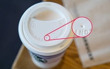 Uống cà phê mỗi ngày, nhưng 99% người dùng không biết lỗ nhỏ trên nắp cốc dùng để làm gì
