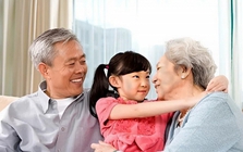 Cha mẹ muốn về già an yên, nhất định phải giữ 2 "lá bài" hộ thân này!