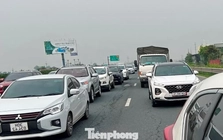 Cao tốc ‘đóng – mở’ để phân luồng dòng xe cuồn cuộn ngày đầu nghỉ lễ