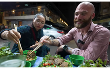 Khách Tây đi ăn quán Việt, tự tin dặn dò chủ quán nhưng khiến tất cả cười lăn vì nhầm đúng 1 chữ cái