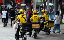 Leo thang máy, shipper giao đồ ăn kiếm tiền triệu mỗi ngày