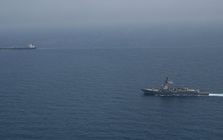 Hải quân Mỹ chặn tàu dầu “bóng tối” Iran, siết chặt phong tỏa