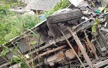 Hiện trường vụ xe khách chở 25 người lao xuống vực sâu 100m ở Sơn La