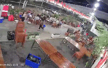 Bức xúc clip người đàn ông đá vào mặt nữ quản lý quán nhậu: Hé lộ nguồn cơn, nạn nhân lên tiếng