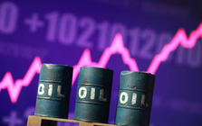 Eo biển Hormuz vẫn "cửa đóng then cài": Giá dầu nhảy vọt 2%, vàng quay đầu giảm sau chuỗi 4 tuần