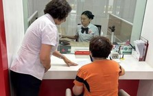 Người phụ nữ đến ngân hàng yêu cầu rút 424 triệu đồng tiền tiết kiệm, giao dịch viên đang làm thủ tục phải vội báo công an