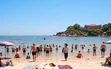 Đi du lịch giữa nắng nóng, nhiều người không ngờ những thói quen này lại âm thầm đẩy nguy cơ đột quỵ lên cao