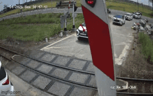 Clip mượn xe em vợ đi đám cưới, cố tình vượt rào chắn đường sắt: Tài xế giải thích