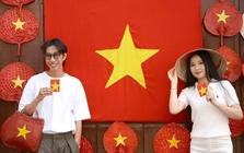 Quán cà phê rực đỏ cờ Tổ quốc thu hút giới trẻ check-in