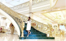Mỹ nhân 26 tuổi cưới cháu trai gia tộc giàu bậc nhất Việt Nam: Sống trong dinh thự dát vàng, sân nhà đủ đỗ chục chiếc xe hơi