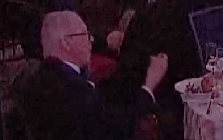 Người đàn ông thản nhiên ngồi ăn khi tiếng súng vang lên tại tiệc báo chí Nhà Trắng