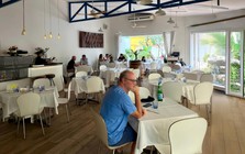 Vì sao giá nguyên liệu đã "hạ nhiệt" nhưng hàng quán vẫn giữ giá bán?