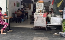 Chủ các quán ăn nói gì khi giá bán vẫn cao bất chấp xăng dầu giảm mạnh?