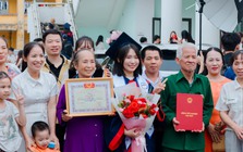 Tốt nghiệp mà ngỡ dạm ngõ: Nữ sinh thủ khoa thuê hẳn xe 29 chỗ đưa cả đại gia đình đi nhận bằng