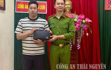 Phát hiện 28 triệu đồng tiền mặt nhiều mệnh giá cùng điện thoại iPhone 14 pro ở sân bóng, công an yêu cầu một người đàn ông tới làm việc