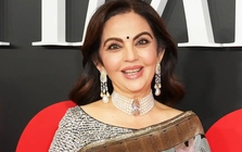 Người phụ nữ giàu nhất châu Á đeo viên kim cương có một không hai trên đời đến tiệc có Jennie