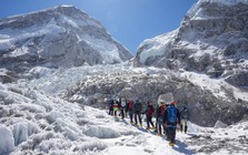 Khối băng chặn đường khiến hàng trăm người mắc kẹt tại Everest