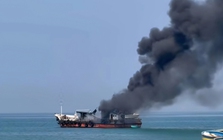 CLIP: Nổ lớn, cháy tàu chở dầu ngoài khơi Liên Hương