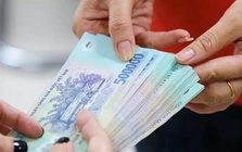 Clip gây sốc: Người đàn ông nằm trên capo ô tô đang chạy giữa phố Hà Nội