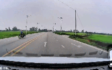 Ô tô húc bay xe máy xuống ruộng: Cục CSGT nêu lý do  khẳng định tài xế không có lỗi