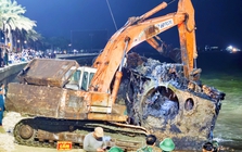 Cận cảnh trục vớt khối thép khổng lồ nghi là xe tăng bị vùi ở bờ biển Gia Lai