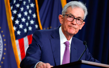 Fed giữ nguyên lãi suất ở mức cao nhất trong hơn 3 thập kỷ, các quan chức có động thái hiếm thấy