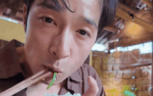 Bị mẹ giục về nước, khách Nhật xin nán lại vì bận đánh bay 5 bát cơm Việt