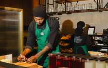 Một chuỗi cà phê tăng cường chính sách khách hàng phải tips cho nhân viên, cá nhân xuất sắc được thưởng 8 triệu đồng/quý