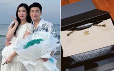 Đỗ Mỹ Linh "flex" túi Chanel sang chảnh do anh chồng tặng, dạy con bằng cách hỏi số tầng trong biệt thự trăm tỷ