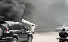 Danh tính người đàn ông đốt rác dưới chân cầu Thăng Long - Hà Nội, khói đen bốc mù mịt