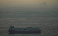 Một tàu chở hàng của EU báo tin vui không ngờ từ eo biển Hormuz