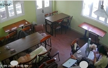 Sau bài ngồi 10 tiếng gọi 1 cốc nước, bị phụ thu rồi chấm 1 sao: Quán tắt đèn và không có nhân viên phục vụ